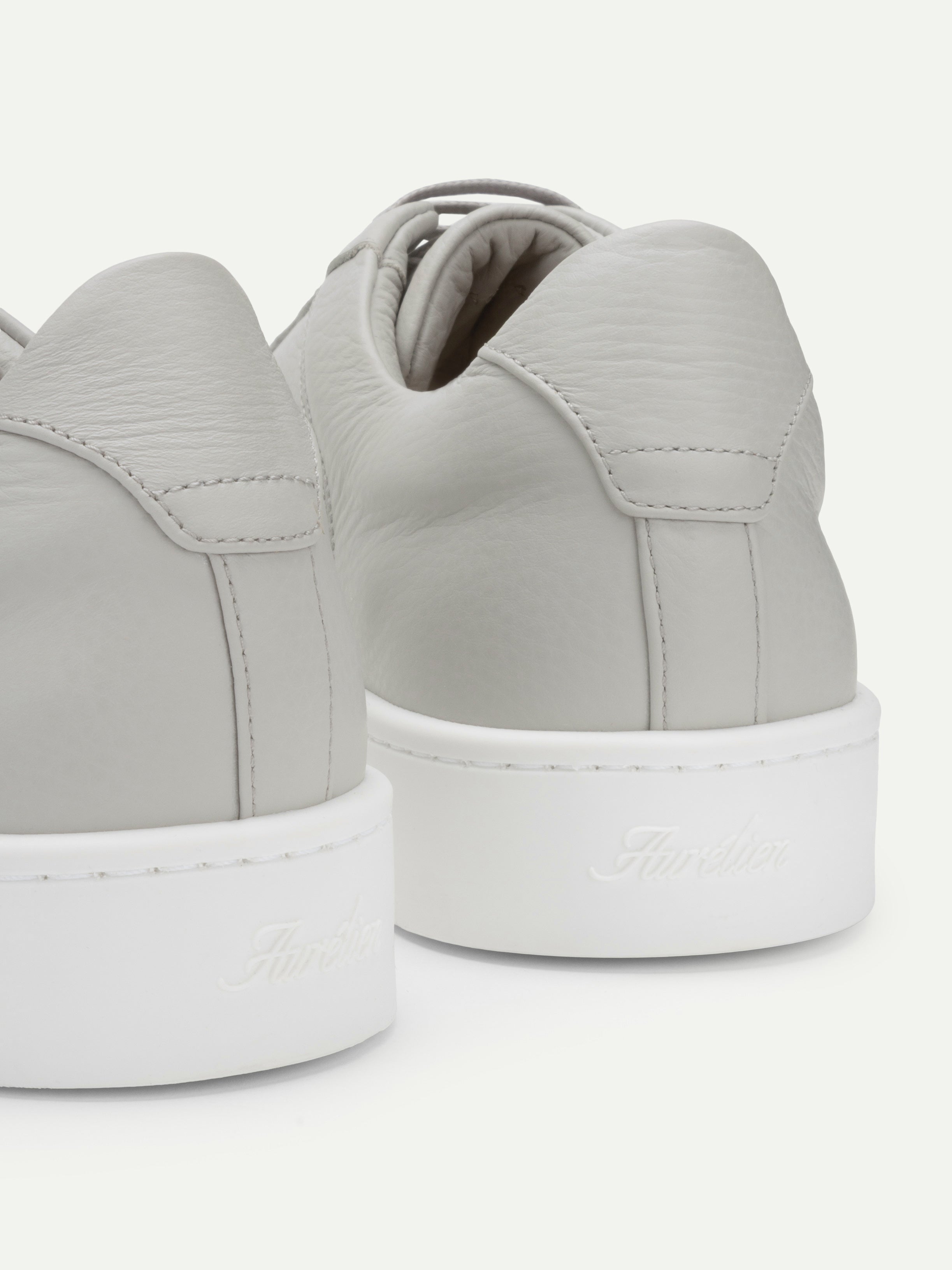 Klassischer grauer AUR2 Sneaker