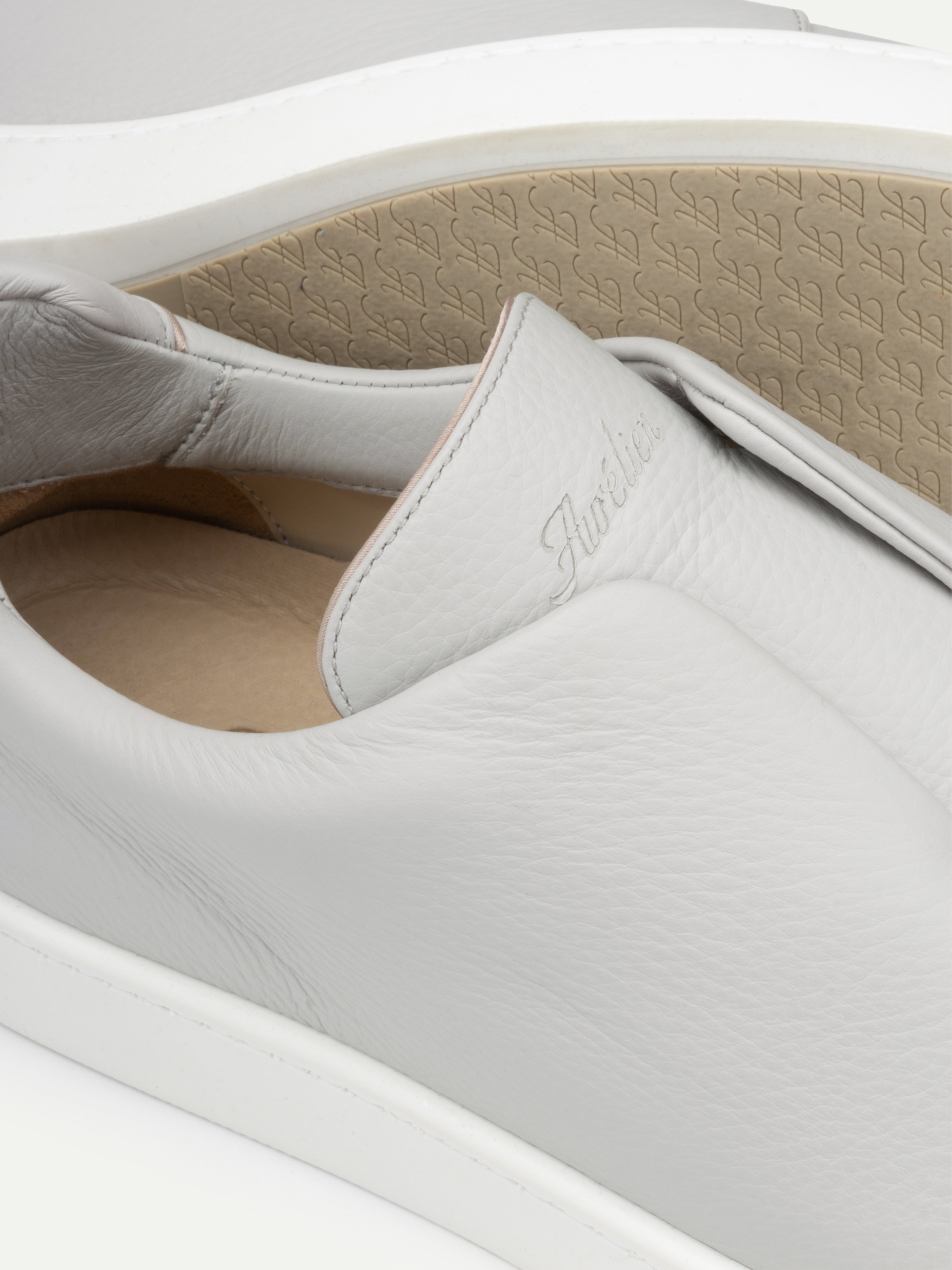 Klassischer grauer AUR3 Sneaker