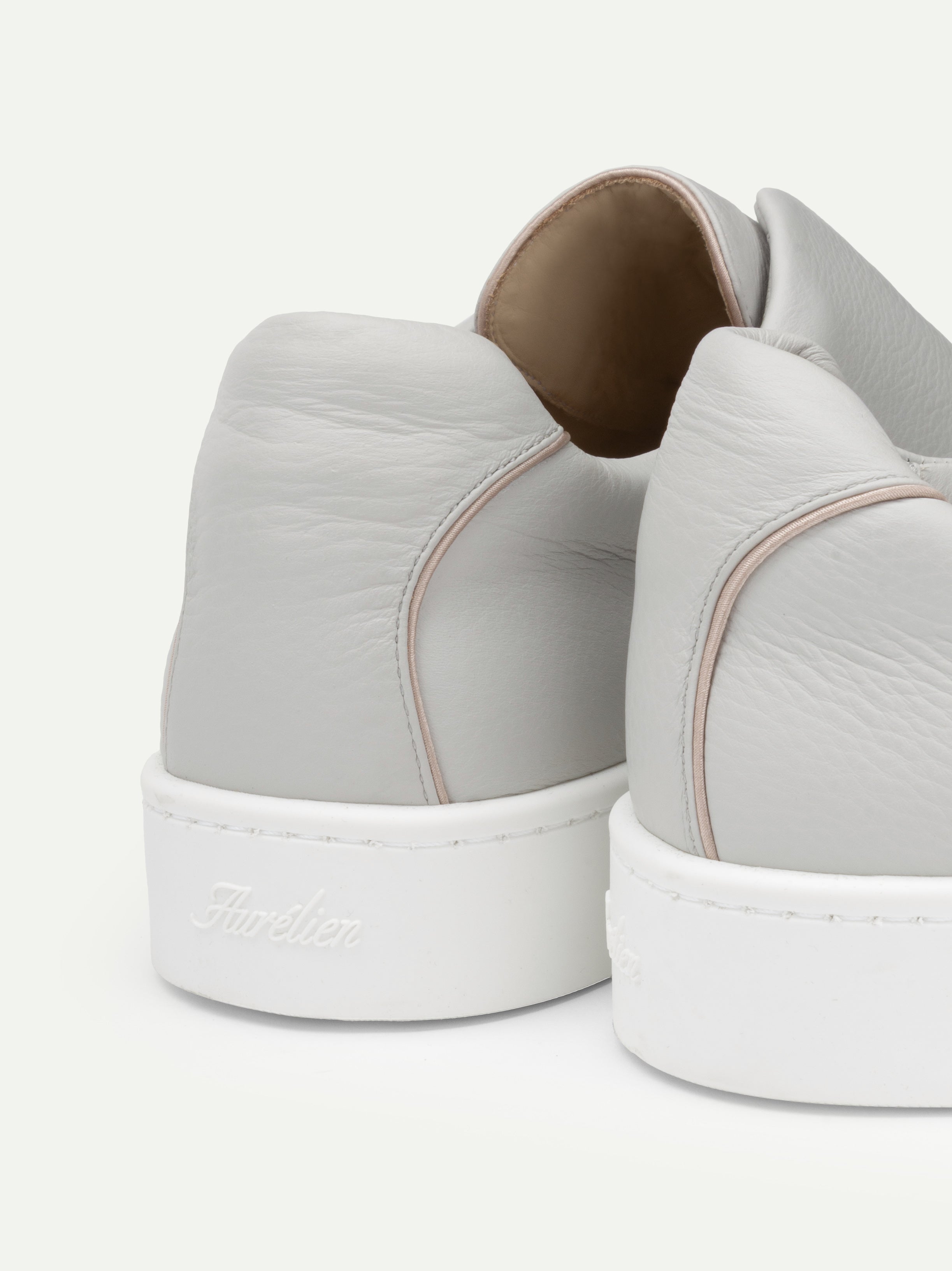 Klassischer grauer AUR3 Sneaker