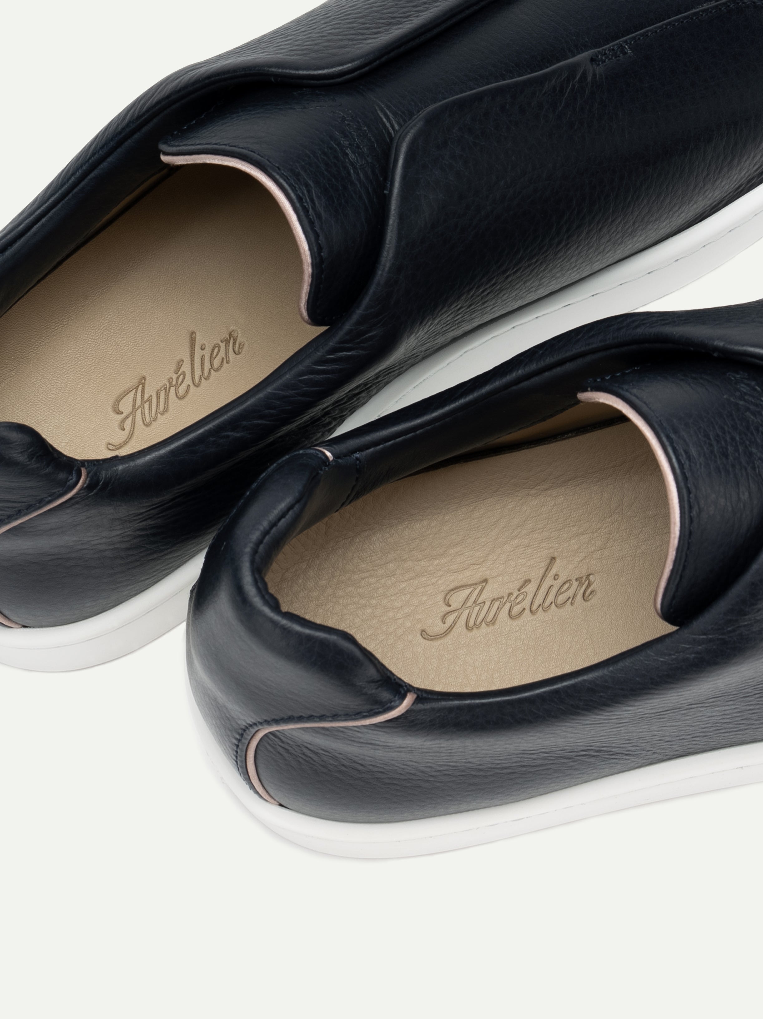 Dunkelblauer AUR3 Sneaker mit Narbung